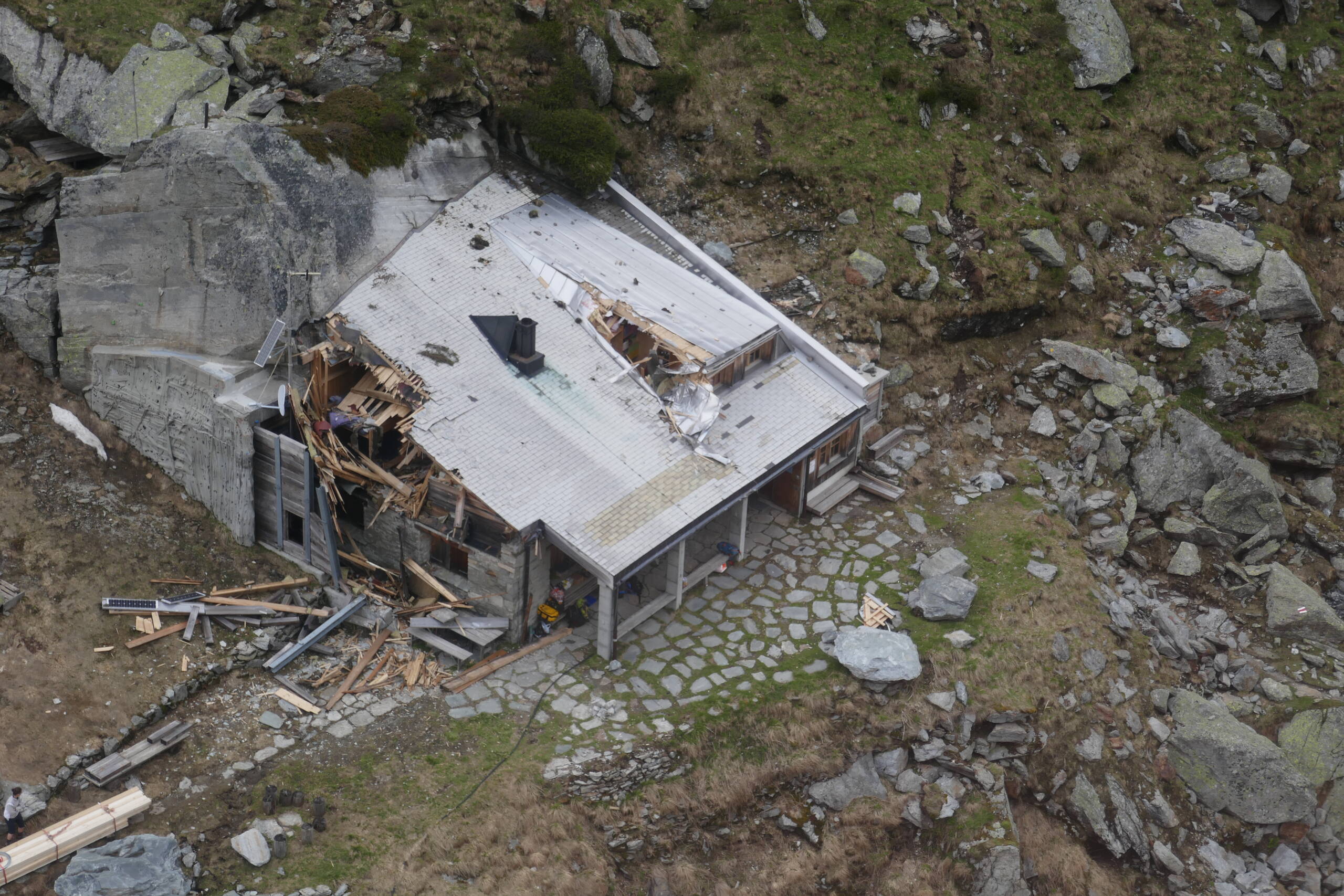 The damaged Länta hut in June 2019.