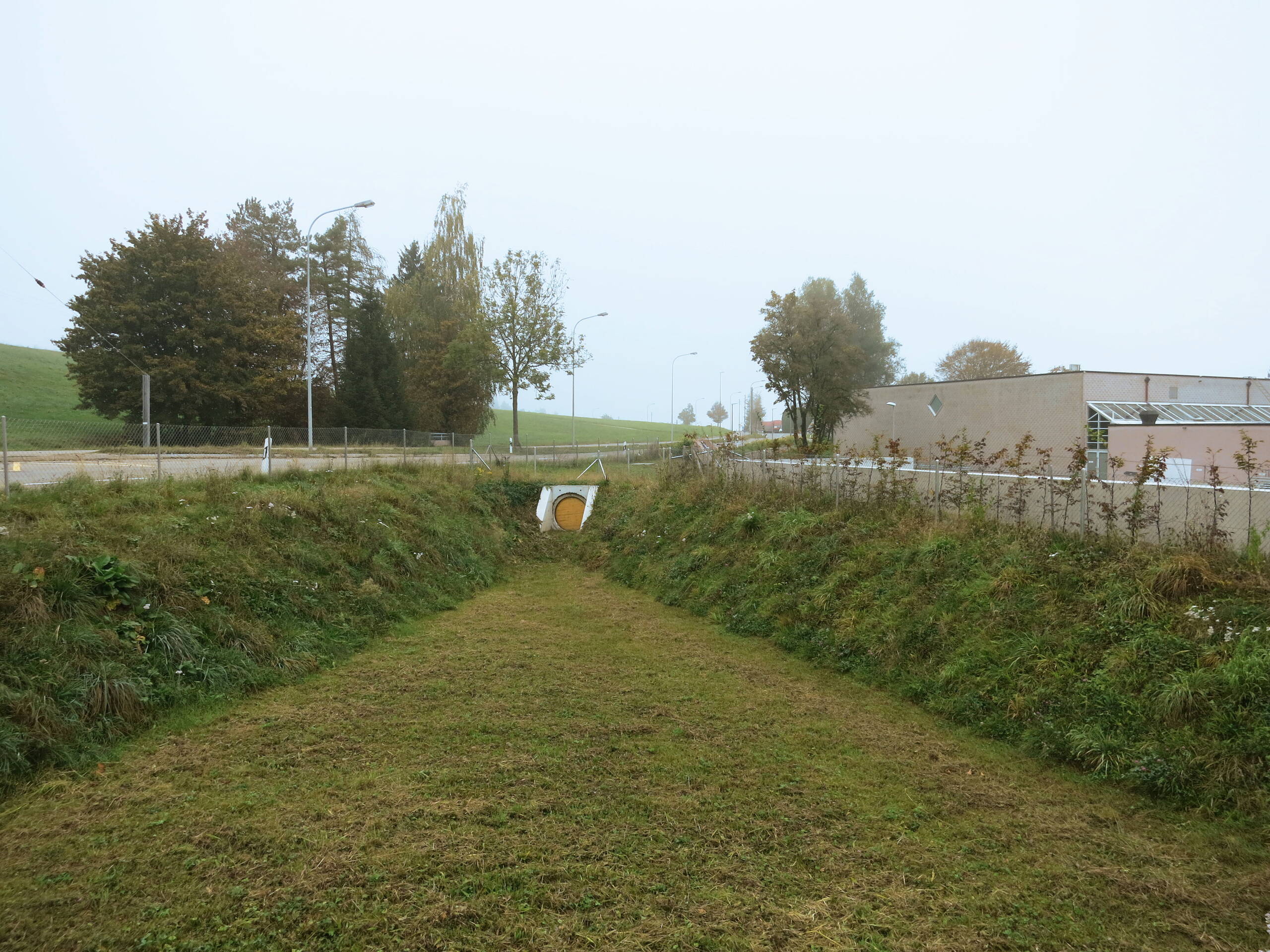 Neues Hochwasserrückhaltebecken mit Überlauf in die Personenunterführung westlich der Schulanlage Looren.