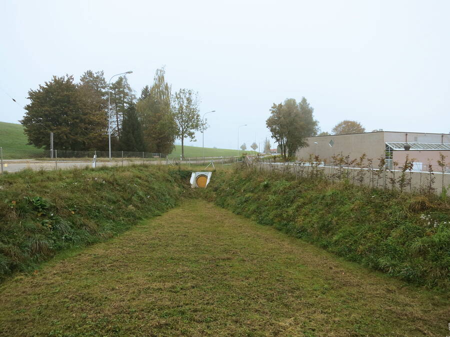 Neues Hochwasserrückhaltebecken mit Überlauf in die Personenunterführung westlich der Schulanlage Looren.