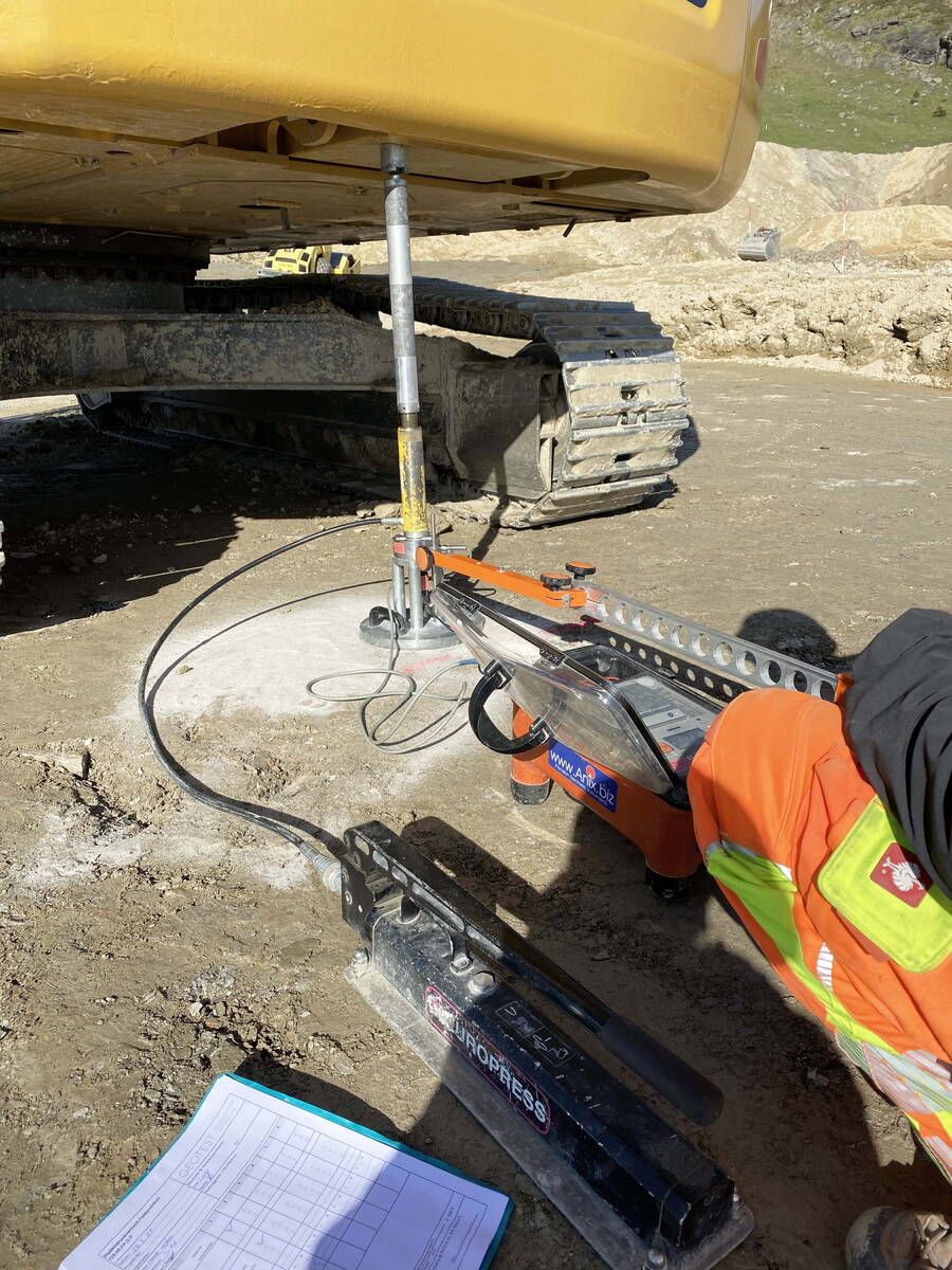 Statischer Plattendruckversuch zur Überprüfung der Einbauqualität des Dammmateriales. Statischer Plattendruckversuch zur Überprüfung der Einbauqualität des Dammmateriales.