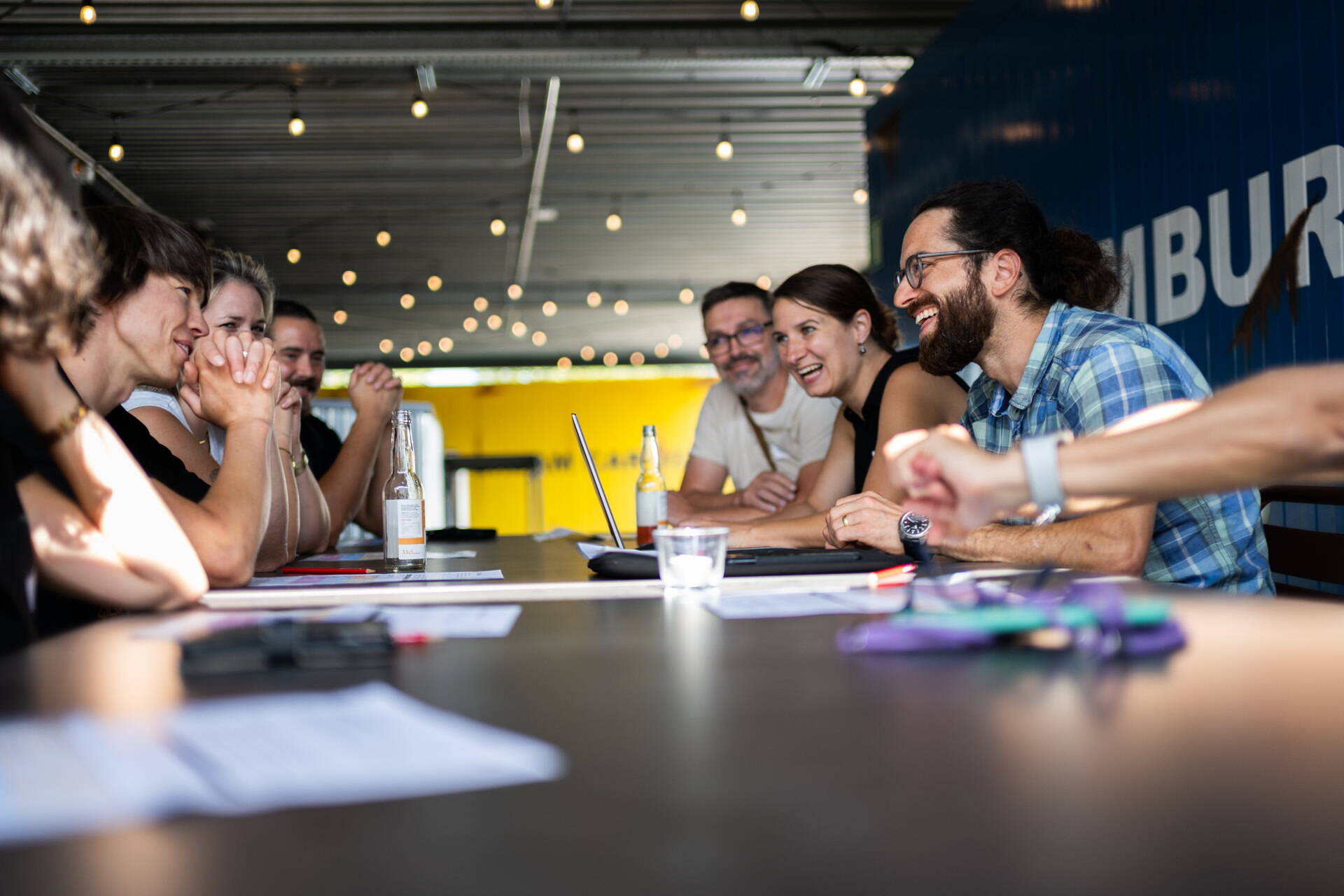 Zusammen Ideen entwickeln, um die Zusammenarbeit weiter zu verbessern. Zusammen Ideen entwickeln, um die Zusammenarbeit weiter zu verbessern.