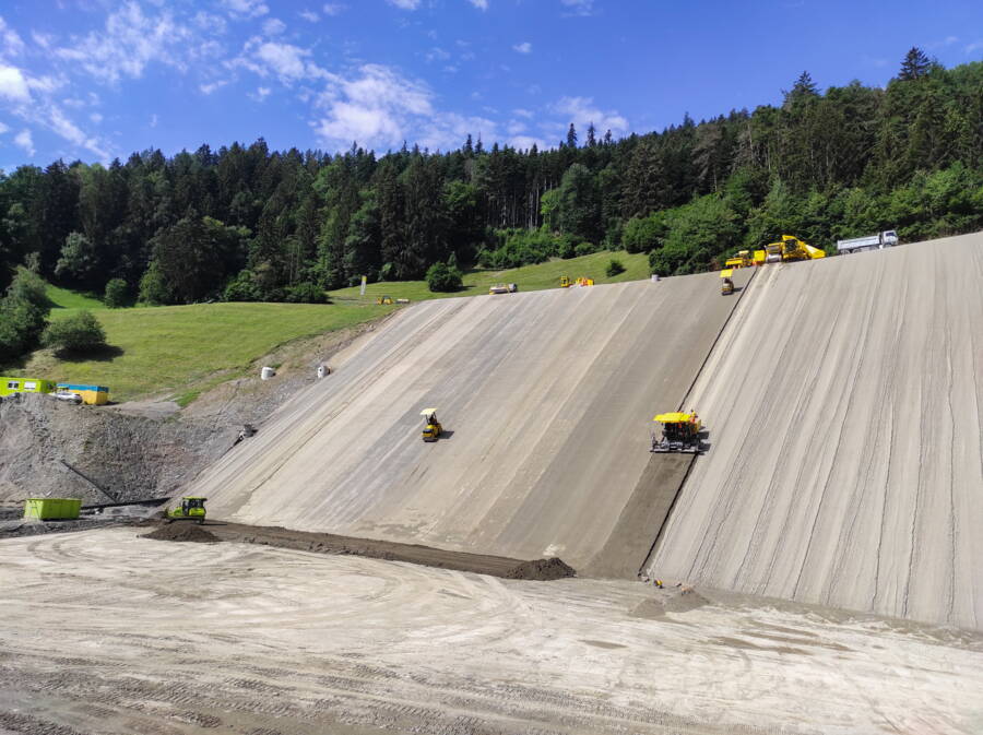 Der Aufbau der mineralischen Abdichtung erfolgt in mehreren Schichten. 