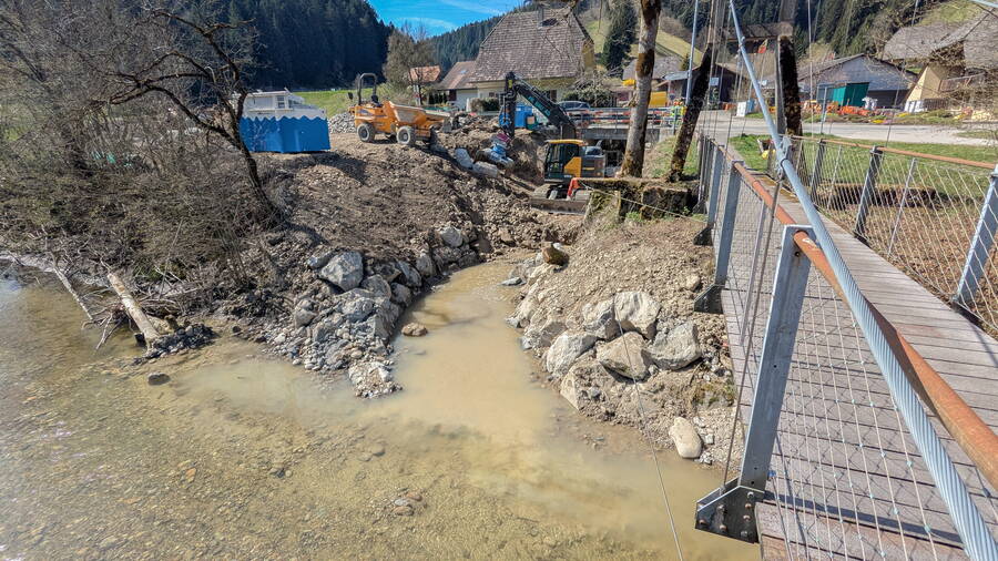 Die Mündung des Holzbachs in die Emme ist nun fischgängig. Die Mündung des Holzbachs in die Emme ist nun fischgängig.
