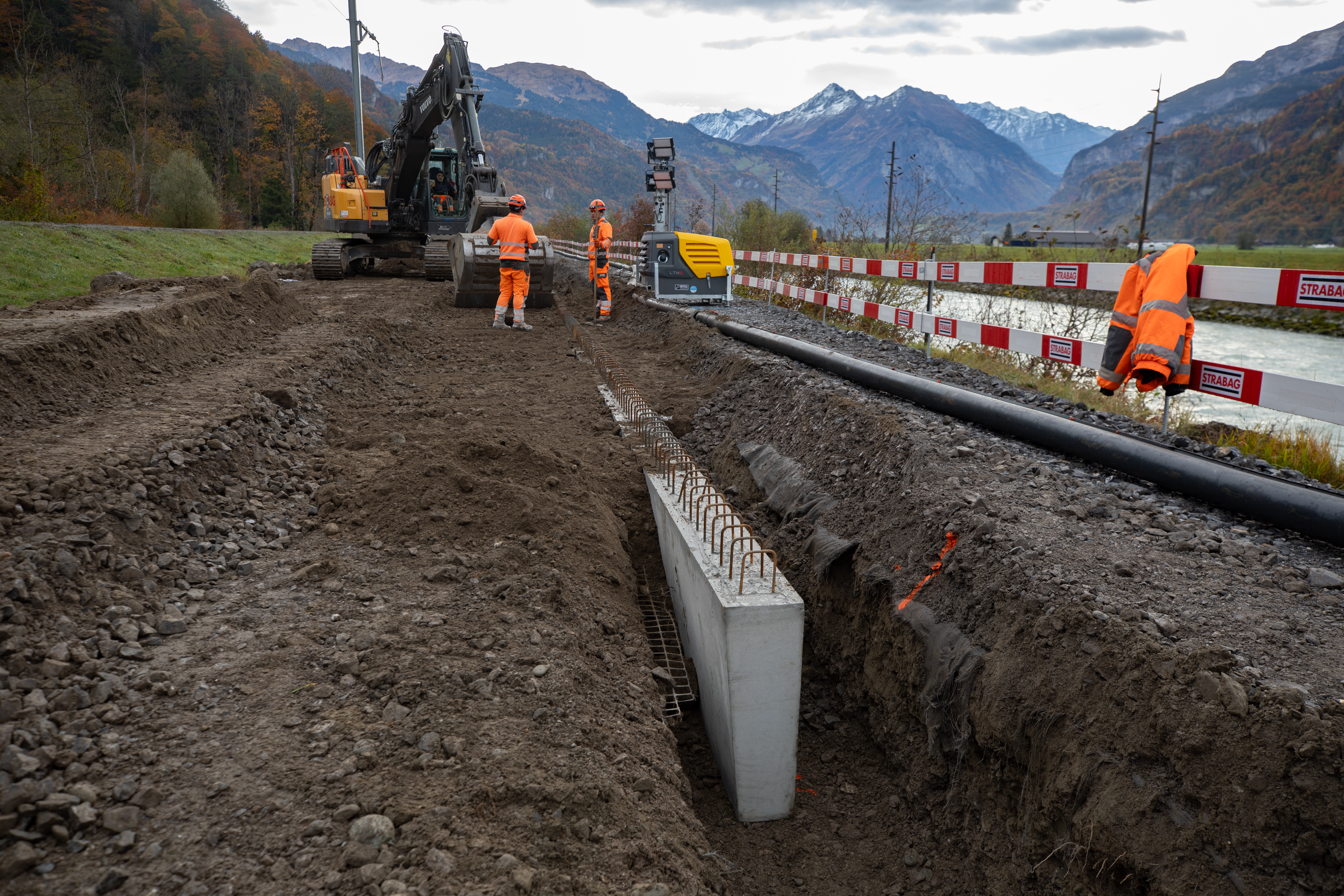 Différentes méthodes permettent de protéger le tracé ferroviaire bordant l'Aar contre les crues. 