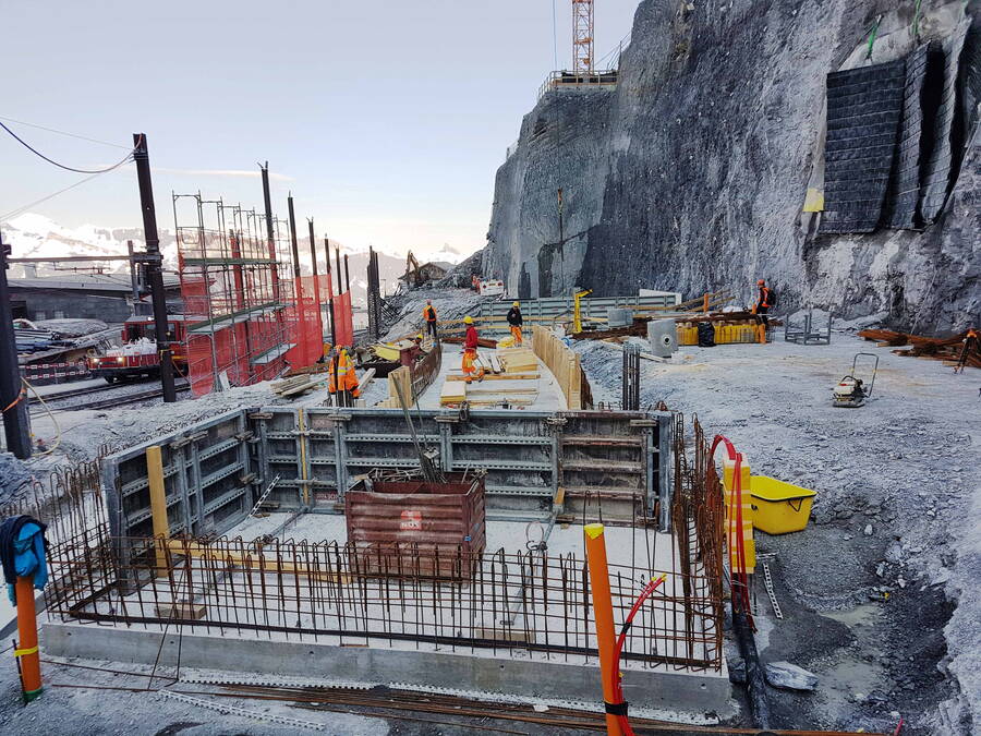 Fondements de la nouvelle station Eigergletscher. En amont de ces travaux, il a fallu procéder à la purge de plusieurs milliers de mètres cubes de roche.