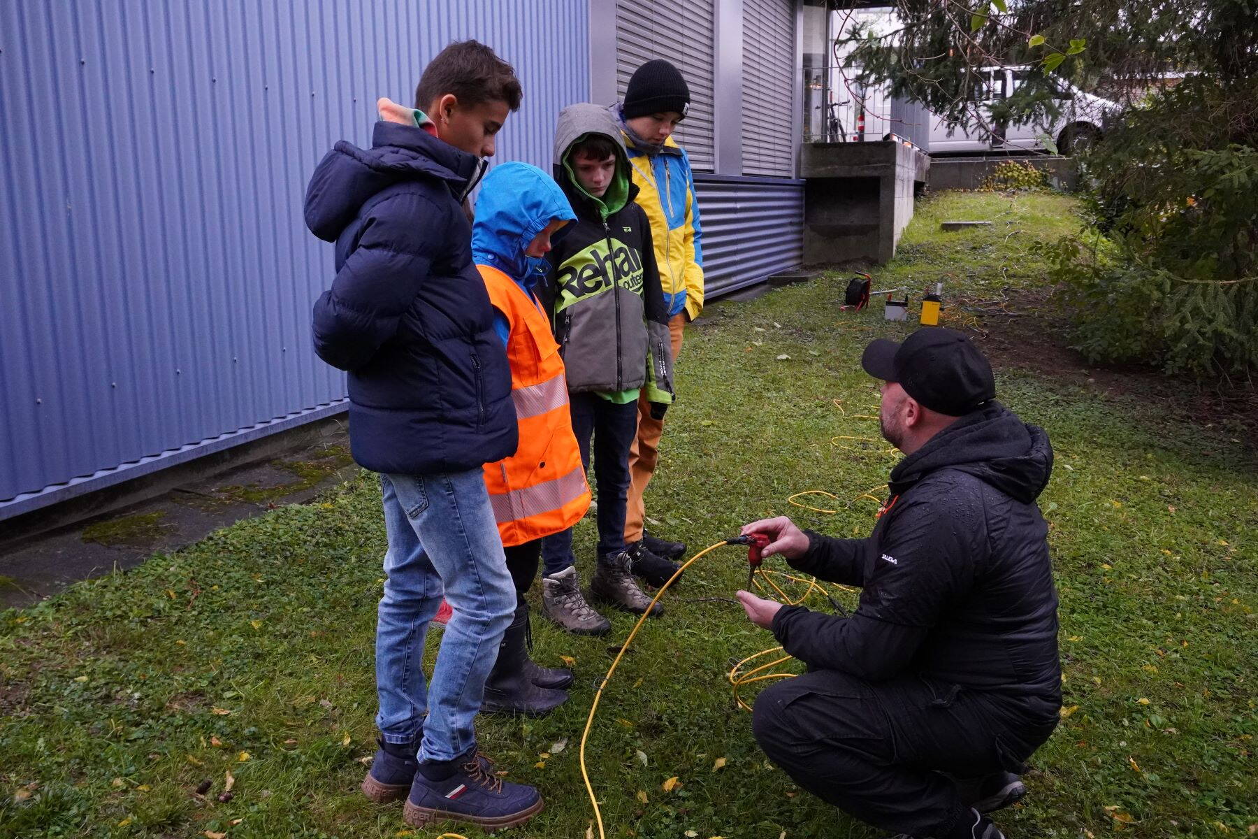 Jochen Fiseli montre des appareils de mesure. Jochen Fiseli montre des appareils de mesure.