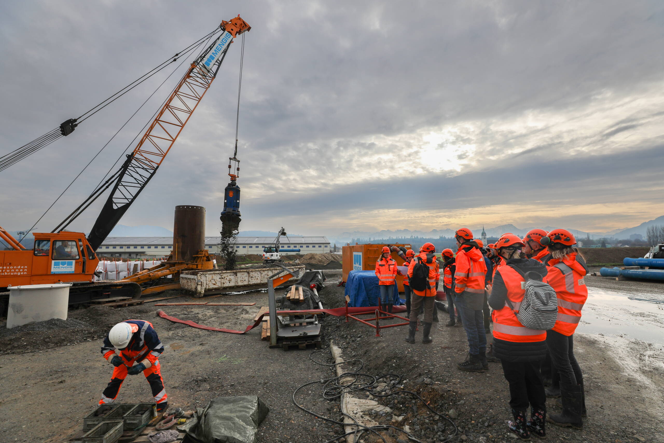 Lors de la visite du chantier par GEOTEST, les déblais issus des forages destinés aux futurs puits d'eau souterraine sont évacués. 