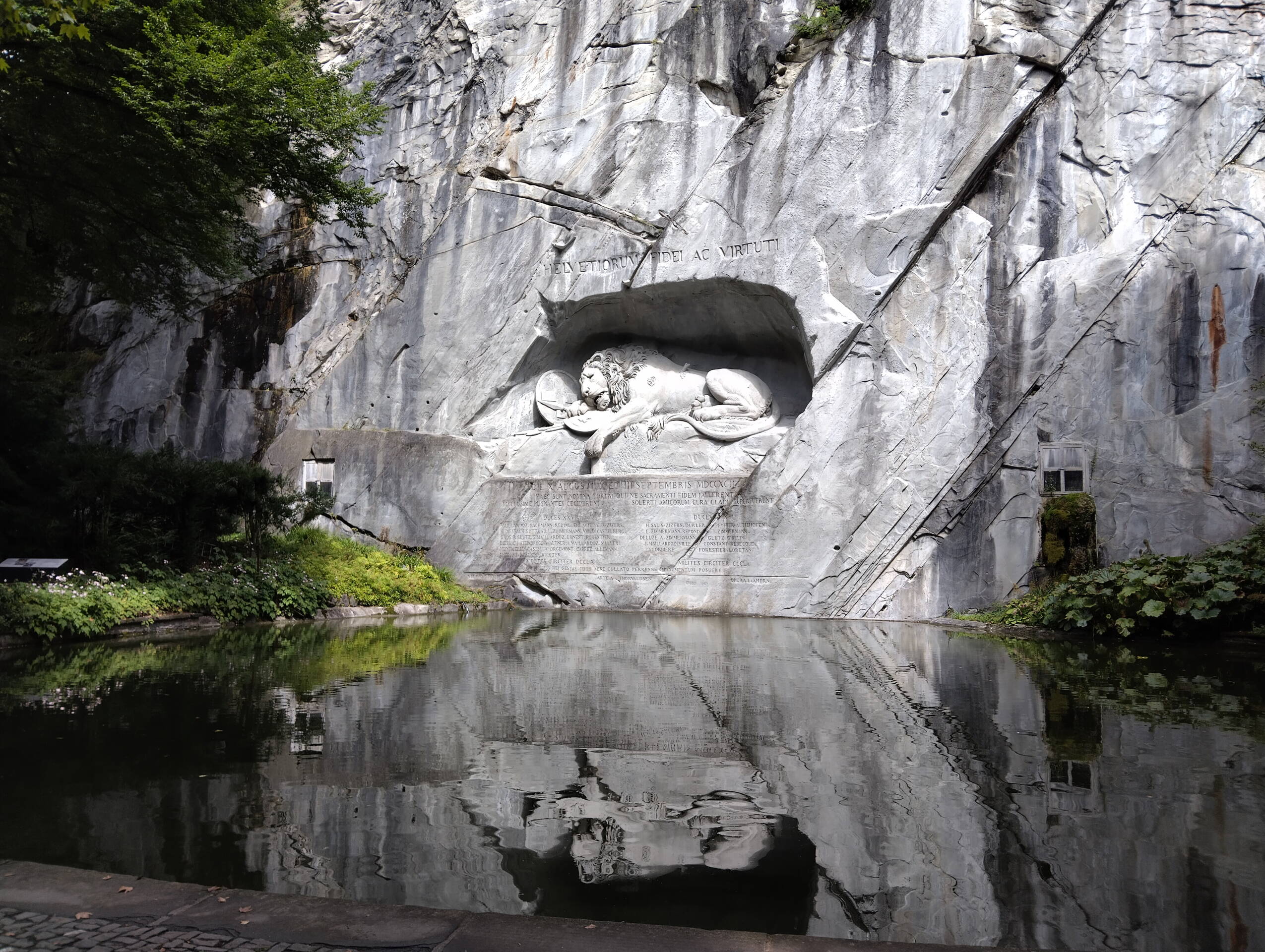 ... und das Löwendenkmal sind Wahrzeichen der Stadt Luzern. ... und das Löwendenkmal sind Wahrzeichen der Stadt Luzern.