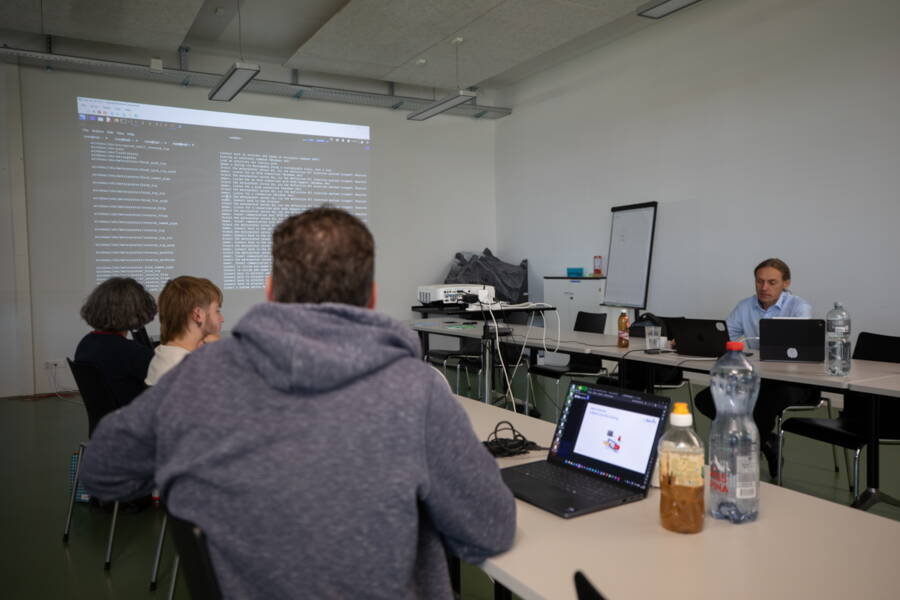 In drei Tagen lernen die Mitarbeitenden, wie sie Daten und Netzwerke schützen können. In drei Tagen lernen die Mitarbeitenden, wie sie Daten und Netzwerke schützen können.