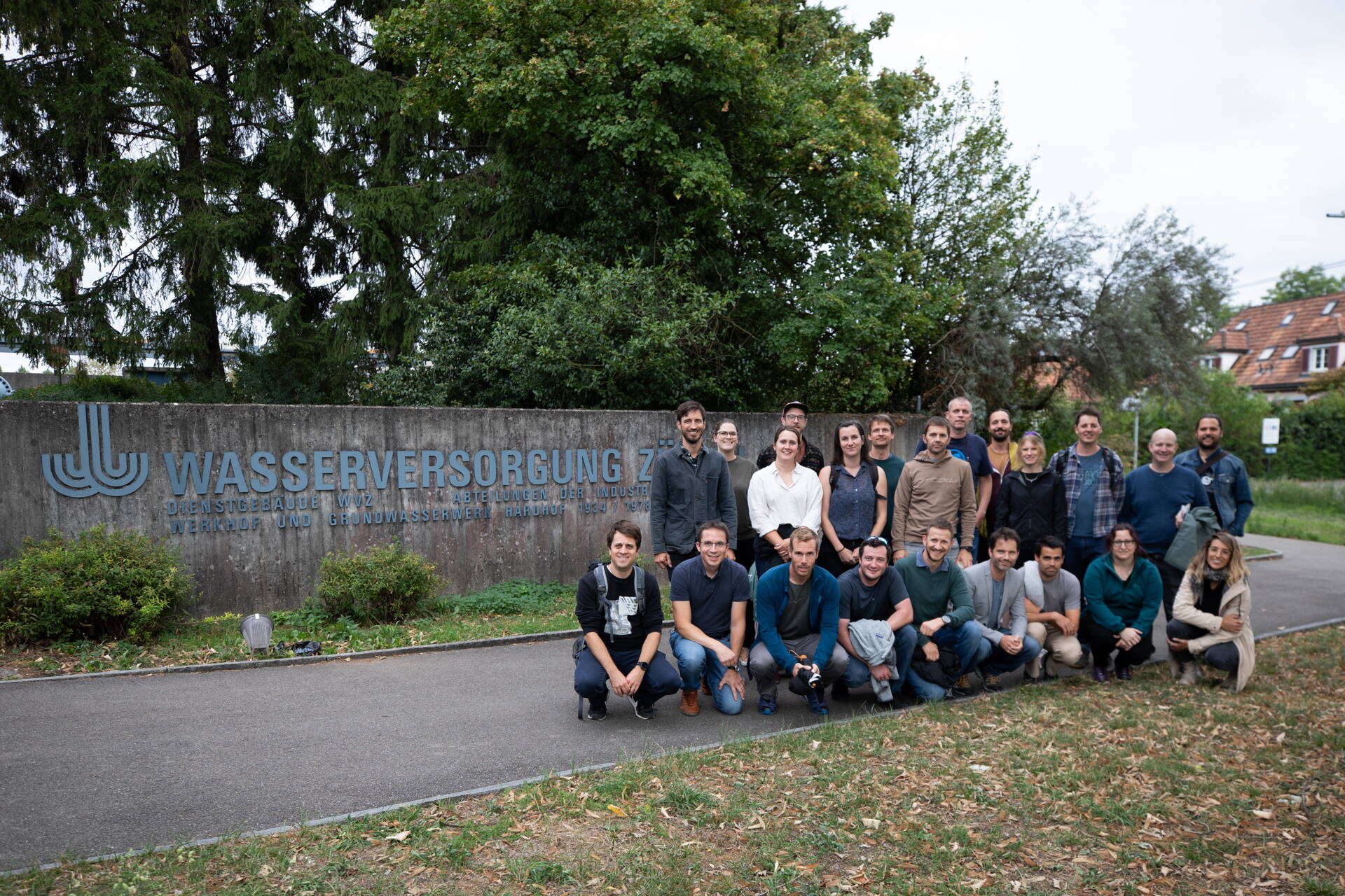 Danke der Wasserversorgung Zürich für die interessante Führung durchs Grundwasserwerk Hardhof. Merci au Service des eaux de Zurich pour l’intéressante visite de l’usine d’eau souterraine de Hardhof.