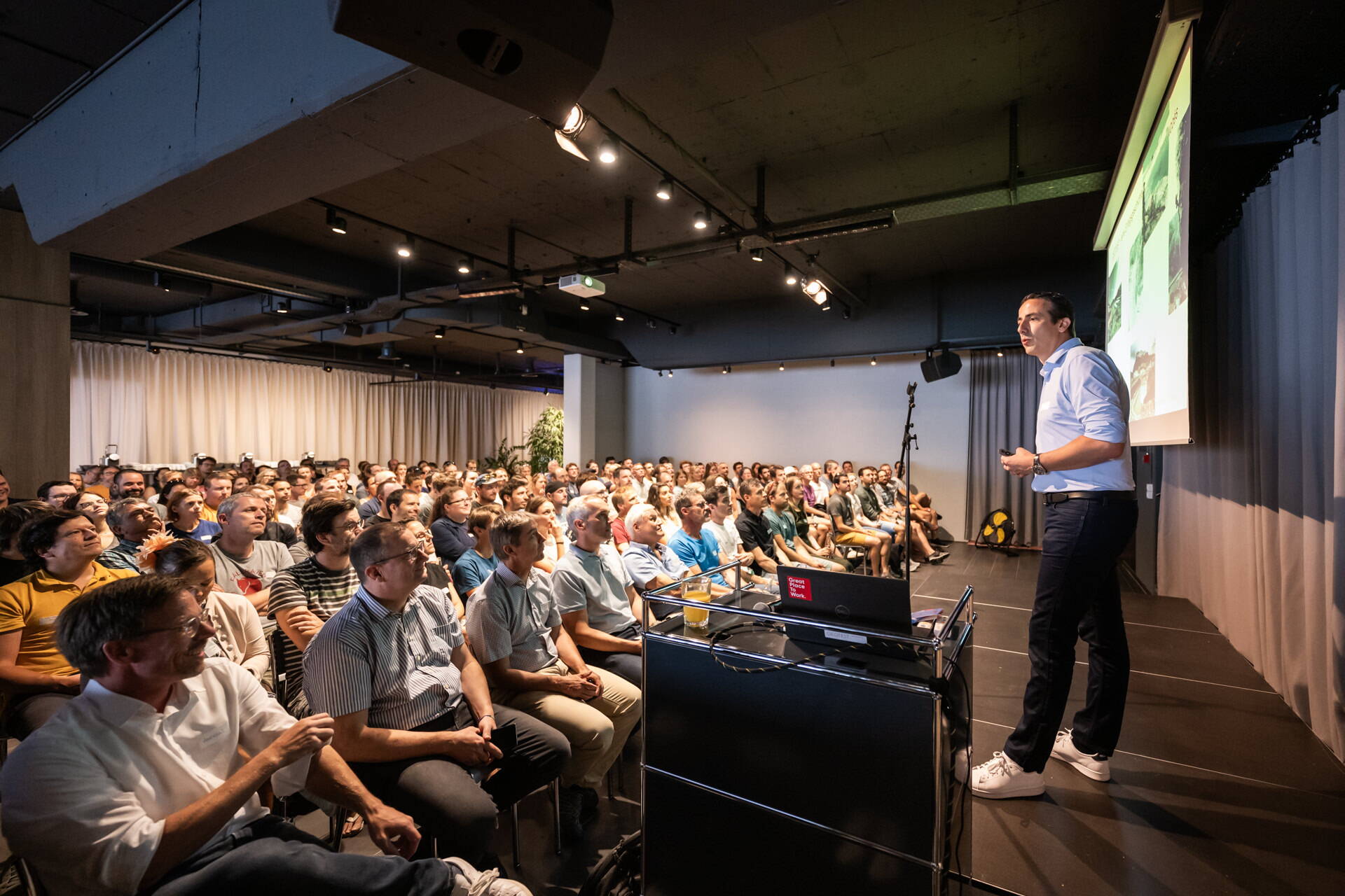 Laurent Steidle begrüsst alle Mitarbeitenden zum GEOFEST 2024. Laurent Steidle begrüsst alle Mitarbeitenden zum GEOFEST 2024.