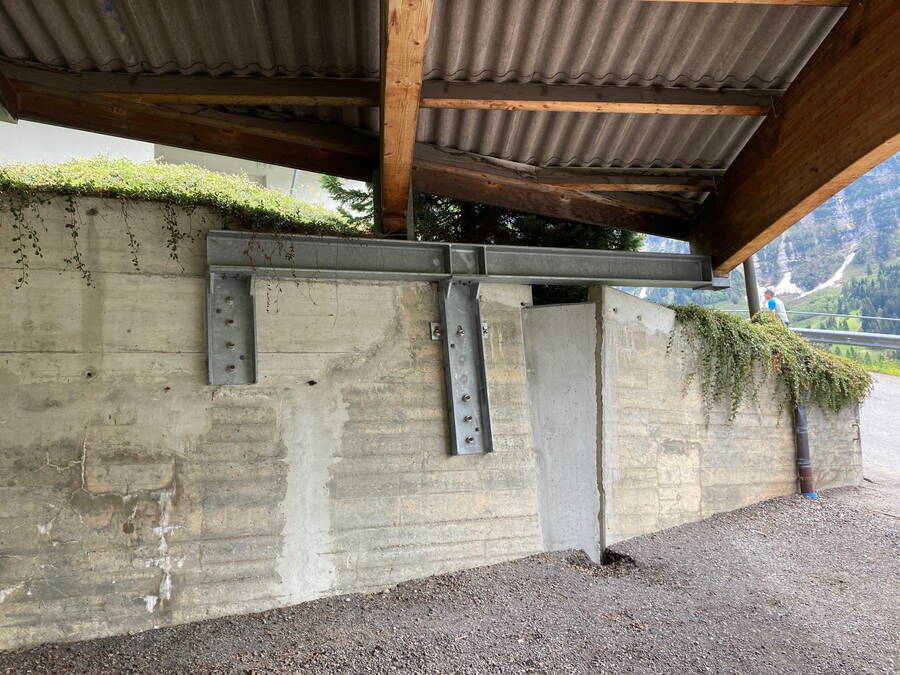 Wiederholt angepasster Garagenunterstand im Dorf.