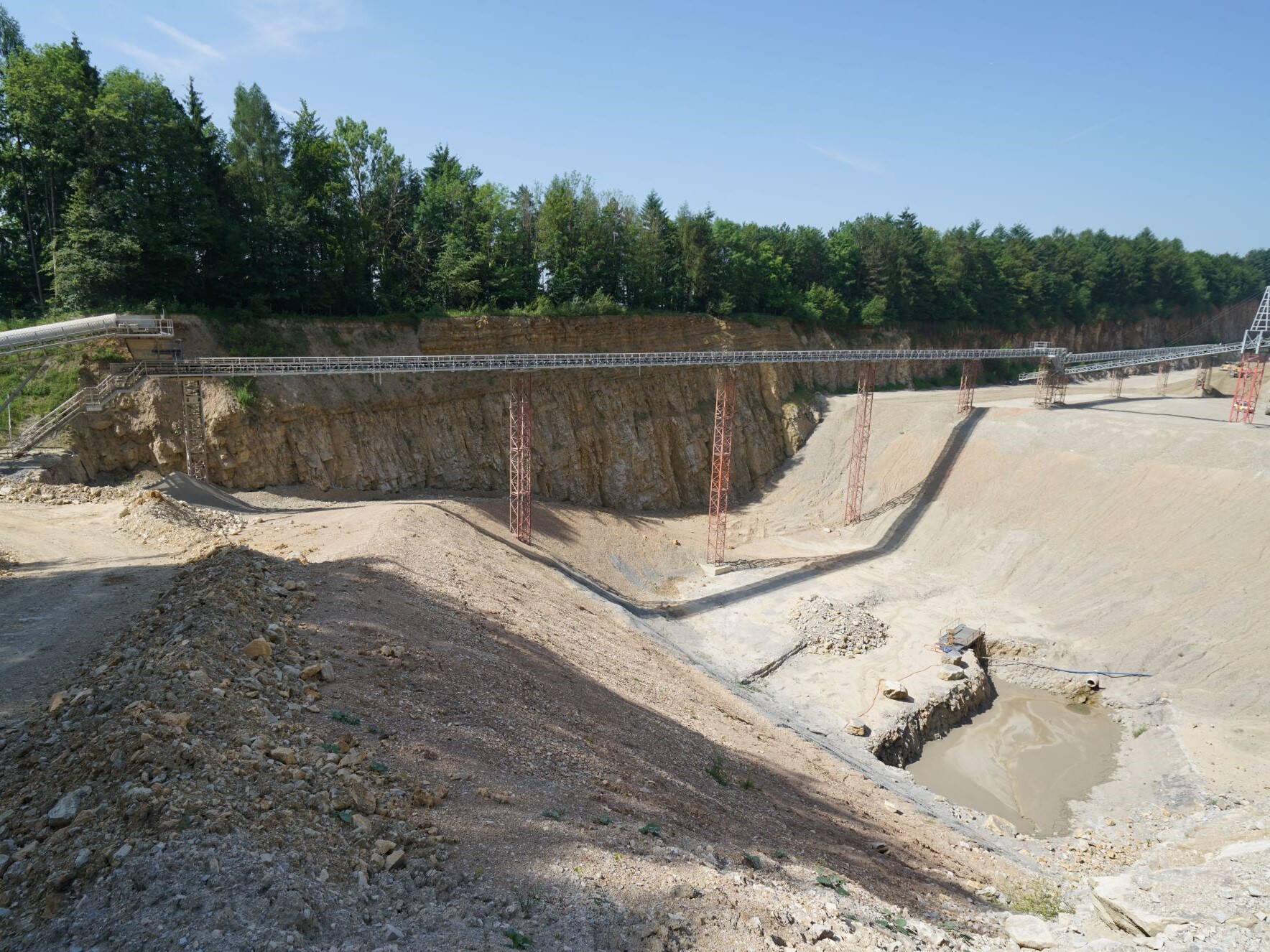 Geotest AG La planification de l’extraction, du remblayage et de l’aménagement final nécessite la prise en compte de nombreux intérêts: raccordement, protection visuelle et acoustique, faune, flore, hygiène de l’air, etc.