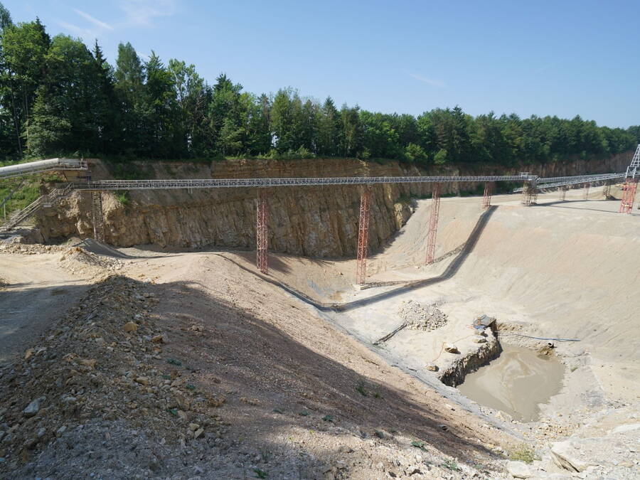 Geotest AG La planification de l’extraction, du remblayage et de l’aménagement final nécessite la prise en compte de nombreux intérêts: raccordement, protection visuelle et acoustique, faune, flore, hygiène de l’air, etc.