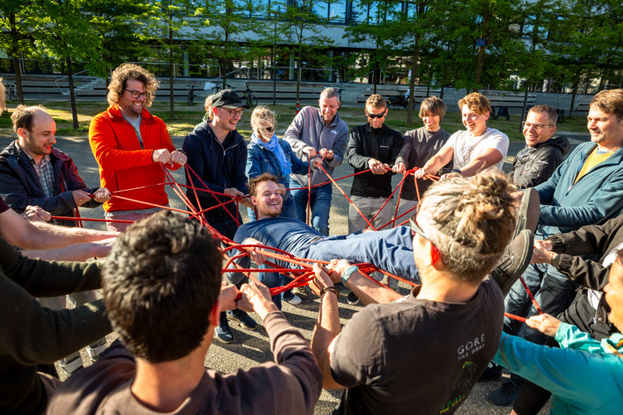 Les solutions se trouvent ensemble – ici lors d’un jeu d’activation organisé en début de journée. Les solutions se trouvent ensemble – ici lors d’un jeu d’activation organisé en début de journée.