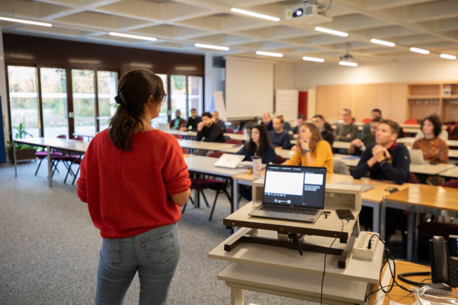 Léa Toffolini from GEOTEST during an exchange with employees of the City of Lausanne. Léa Toffolini from GEOTEST during an exchange with employees of the City of Lausanne.