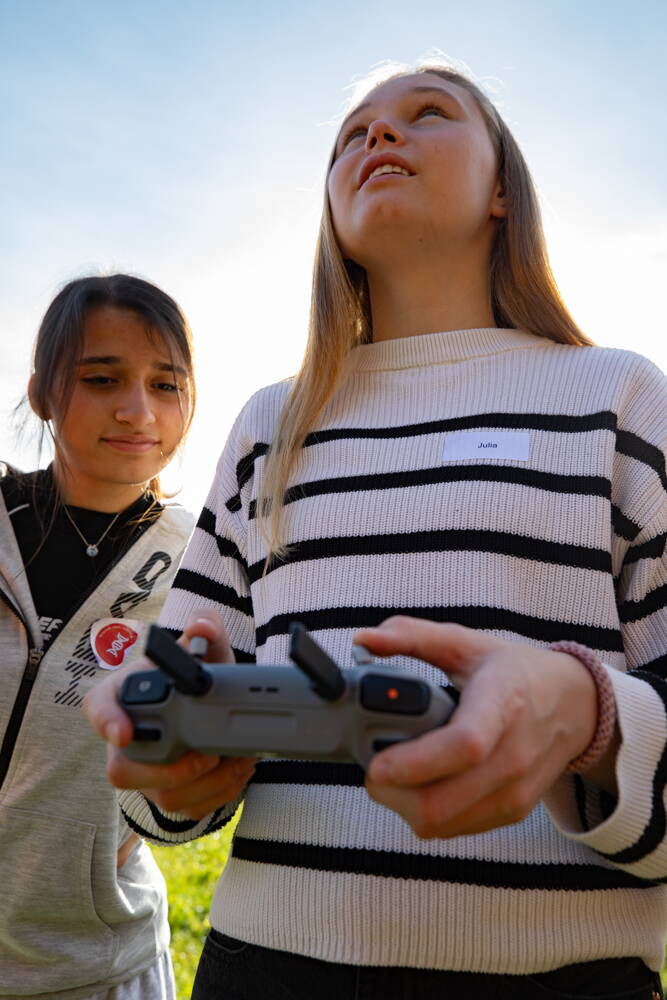 Les enfants ont ensuite pu piloter eux-mêmes de petits drones. Les enfants ont ensuite pu piloter eux-mêmes de petits drones.
