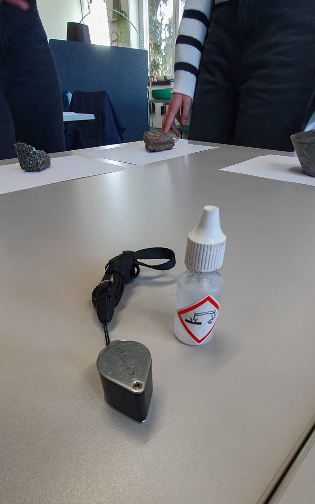 Avec une loupe de géologie et un peu d’acide, les enfants le découvrent eux-mêmes. Avec une loupe de géologie et un peu d’acide, les enfants le découvrent eux-mêmes.