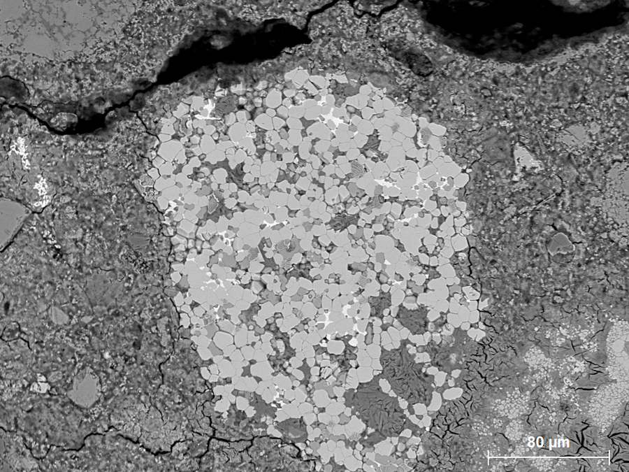 Observation par microcopie électronique du grain de ciment (type ciment naturel du 19e siècle) resté à l’état non hydraté après 125 ans au cœur du mortier. Observation par microcopie électronique du grain de ciment (type ciment naturel du 19e siècle) resté à l’état non hydraté après 125 ans au cœur du mortier.