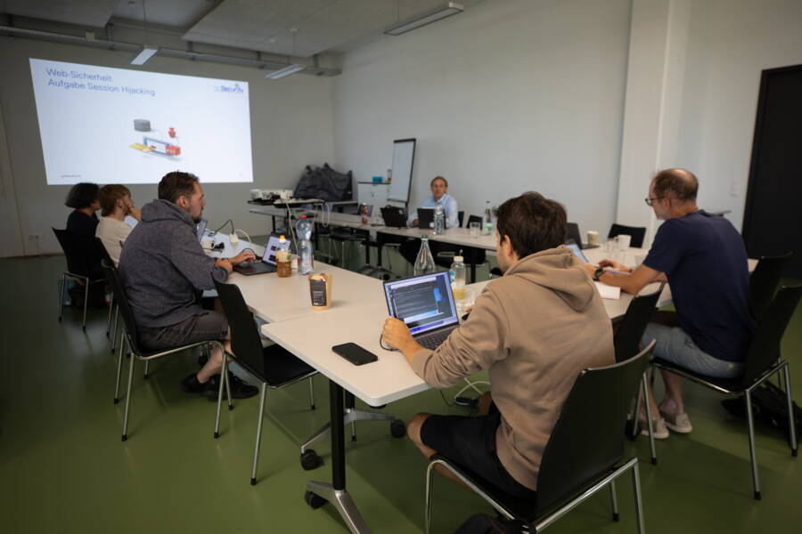 In drei Tagen lernen die Mitarbeitenden, wie sie Daten und Netzwerke schützen können. In drei Tagen lernen die Mitarbeitenden, wie sie Daten und Netzwerke schützen können.