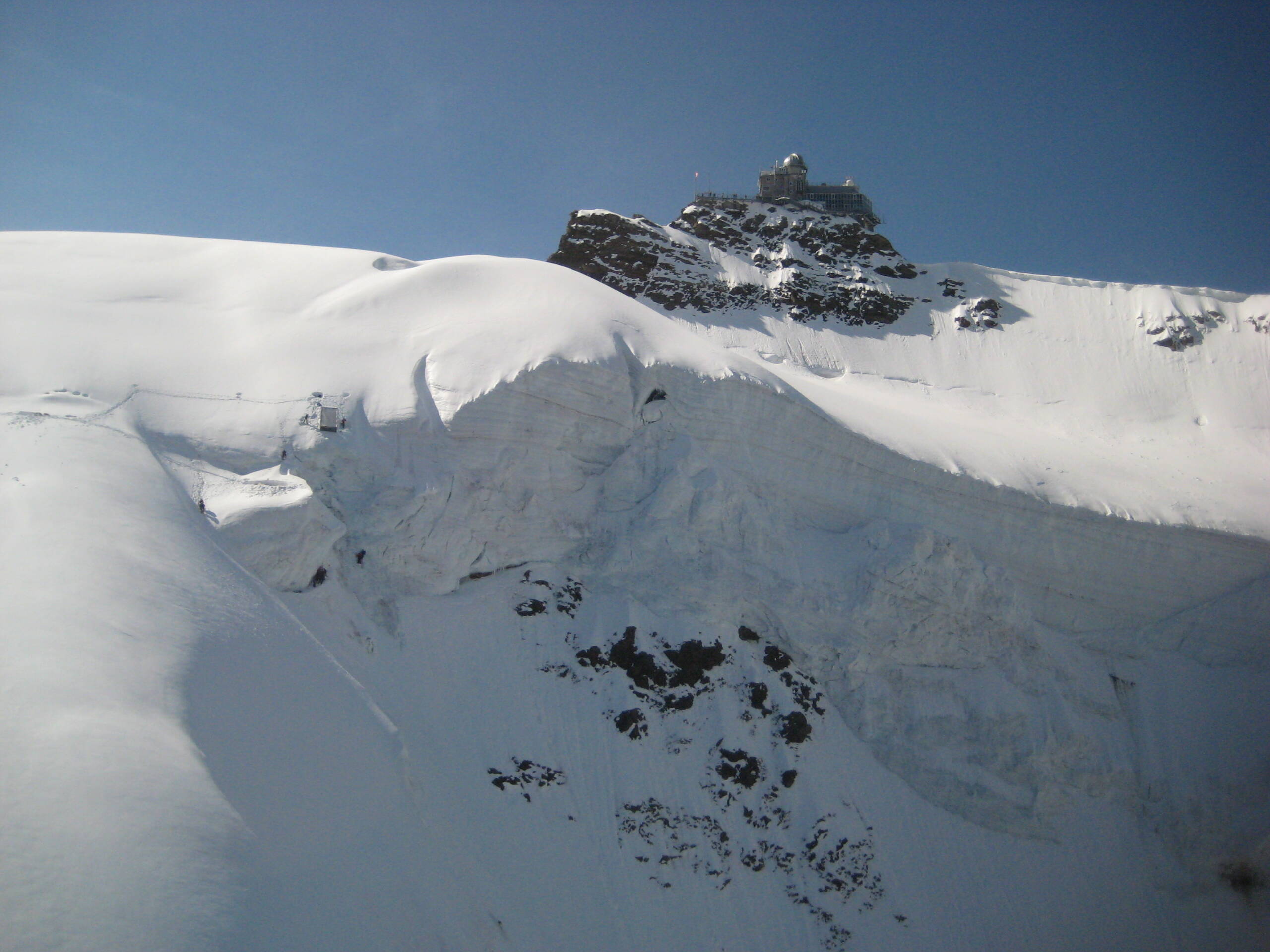 Jungfraujoch avec l' observatoire du Sphinx et le glacier suspendu du flanc nord. Jungfraujoch avec l' observatoire du Sphinx et le glacier suspendu du flanc nord.
