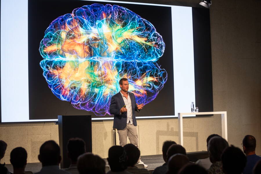 Dans son exposé, Moritz Kielkopf explique comment préserver la forme de notre cerveau grâce à des moyens simples afin d’améliorer notre productivité et notre qualité de vie.