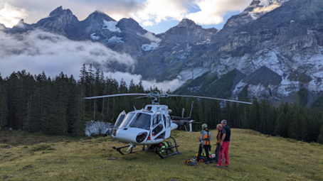 Vorbereitung für den Unterhalt der Überwachungsinstrumente am Startplatz unterhalb des Spitze Stei.