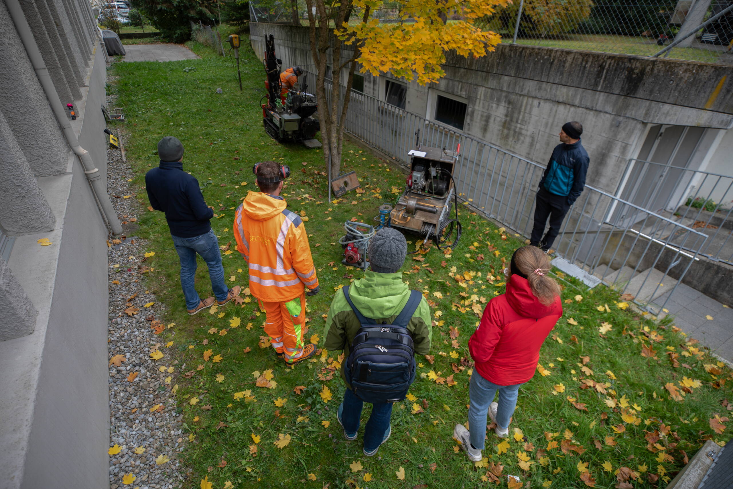 Zwei Feldmitarbeitende zeigen, wie sie ein Piezometer setzen. Zwei Feldmitarbeitende zeigen, wie sie ein Piezometer setzen.