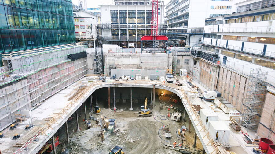 Erschütterungsüberwachung  Die Bausohle von Turm 2. Hier standen die ehemaligen Industriegebäude Nr. 34 und 43. Links im Bild ist die Glasfassade von Bau 95 zu sehen.