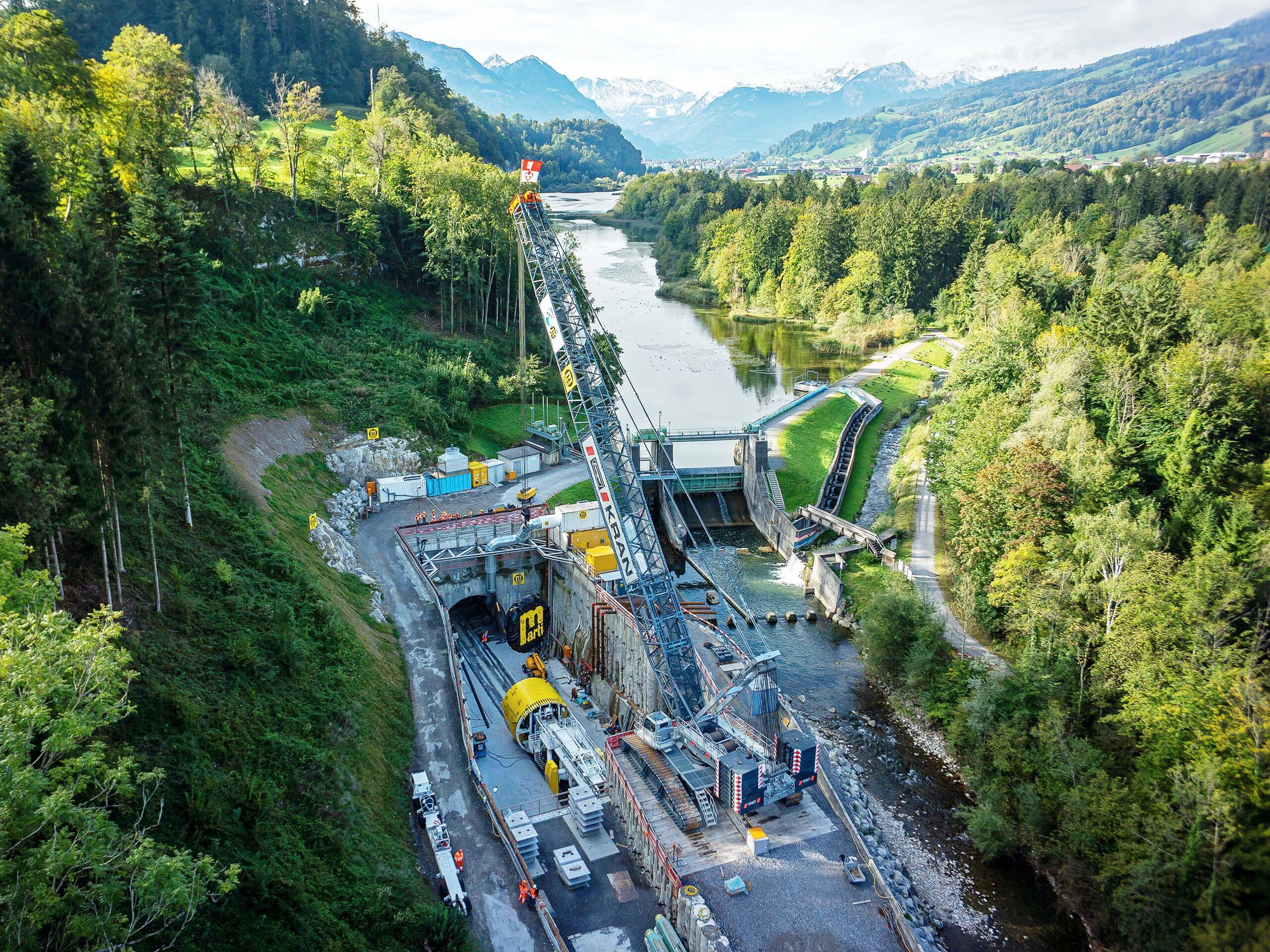 Vue aérienne de l’ouvrage de sortie : à l’avenir, les eaux évacuées se déverseront dans la Sarner Aa directement en aval du barrage.