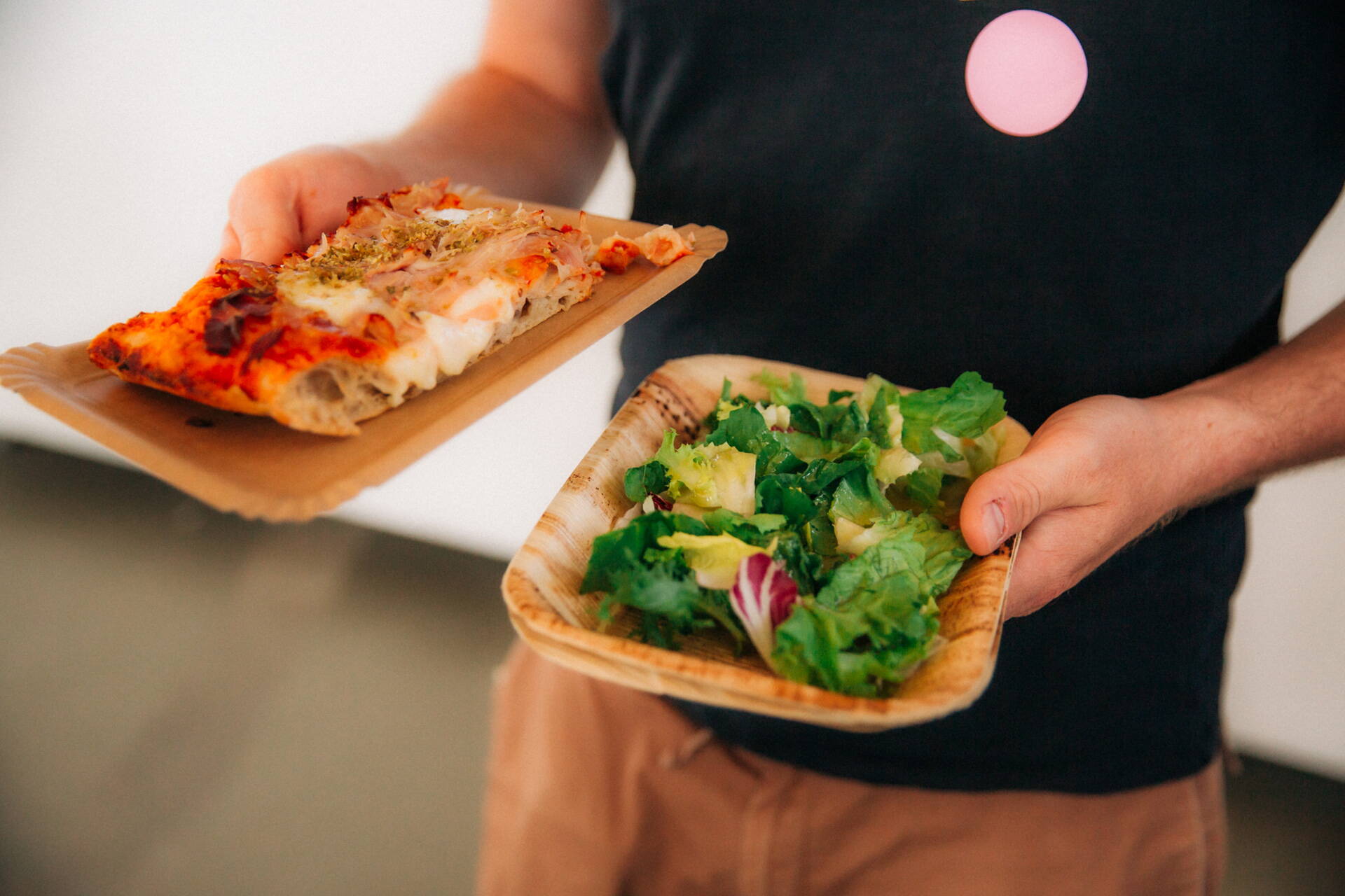 Frische Pizza und Salat gibts am Mittag. Frische Pizza und Salat gibts am Mittag.