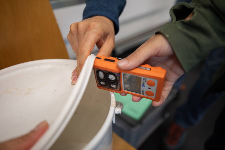 Grâce au détecteur de gaz, les participants identifient les gaz dangereux présents dans le seau blanc. Grâce au détecteur de gaz, les participants identifient les gaz dangereux présents dans le seau blanc.