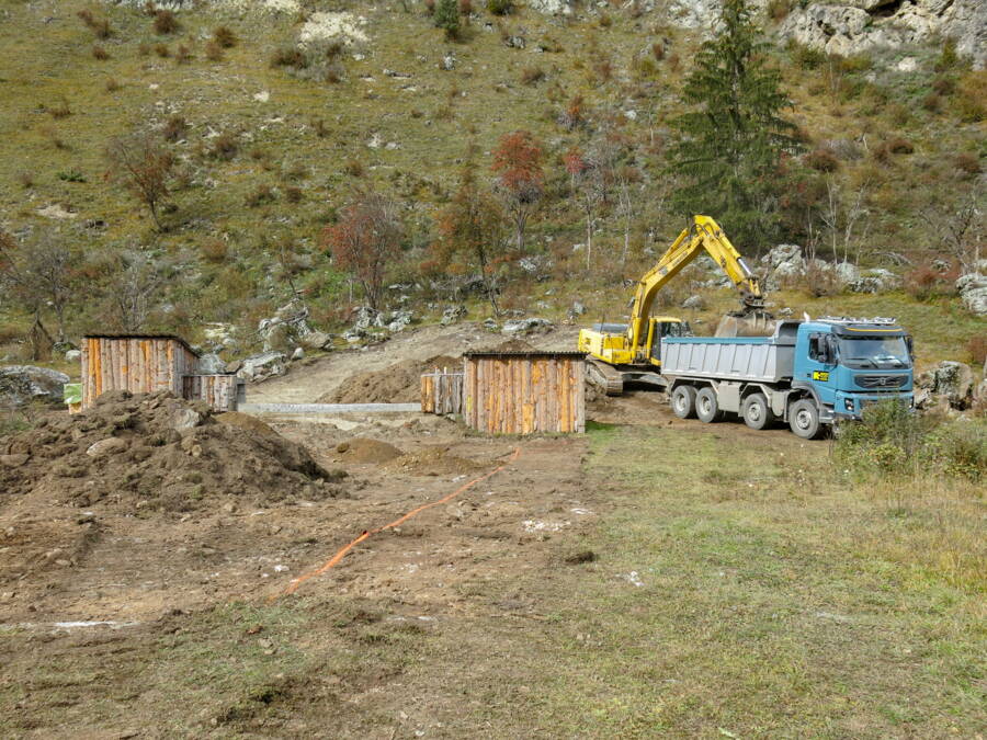 Das verschmutzte Aushubmaterial wird mit LKWs zur entsprechenden Deponie oder Bodenwaschanlage transportiert. 