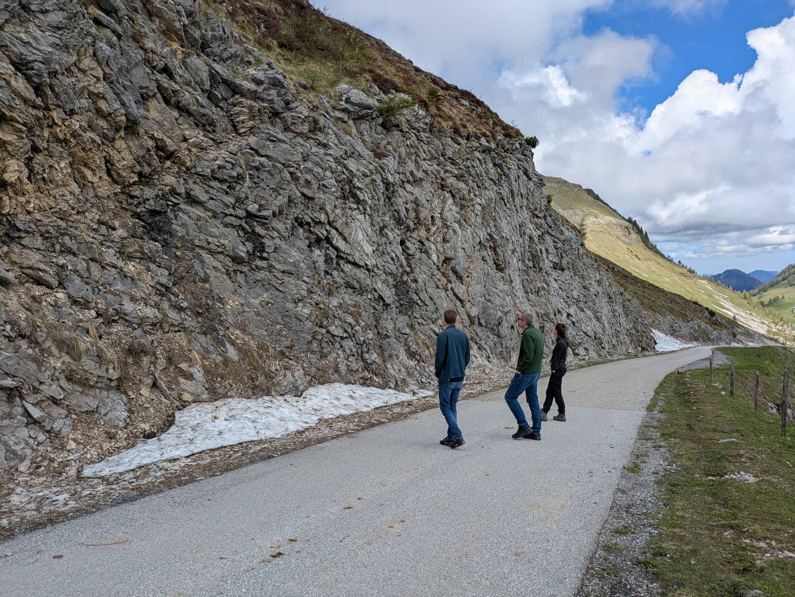 Im Verlauf des Tages boten sich der Gruppe mehrfach eindrucksvolle Einblicke in geologische Aufschlüsse. Im Verlauf des Tages boten sich der Gruppe mehrfach eindrucksvolle Einblicke in geologische Aufschlüsse.
