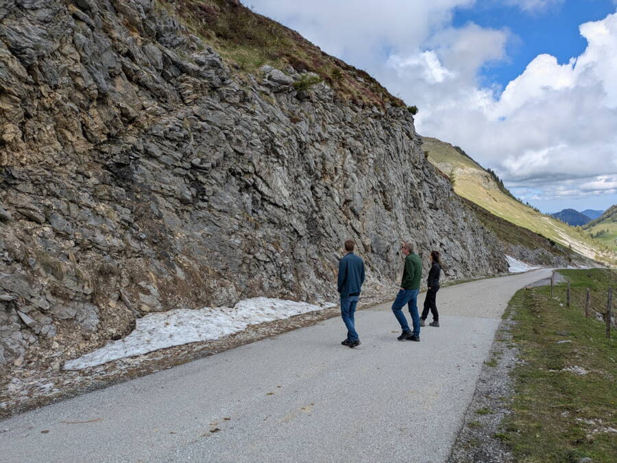Im Verlauf des Tages boten sich der Gruppe mehrfach eindrucksvolle Einblicke in geologische Aufschlüsse.  Im Verlauf des Tages boten sich der Gruppe mehrfach eindrucksvolle Einblicke in geologische Aufschlüsse.
