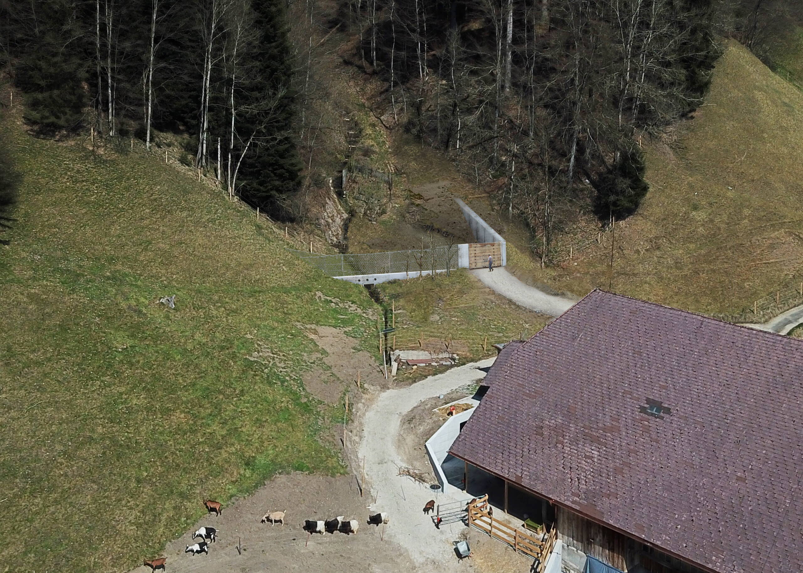 … ainsi qu’une solution hybride barrage-filet de protection.