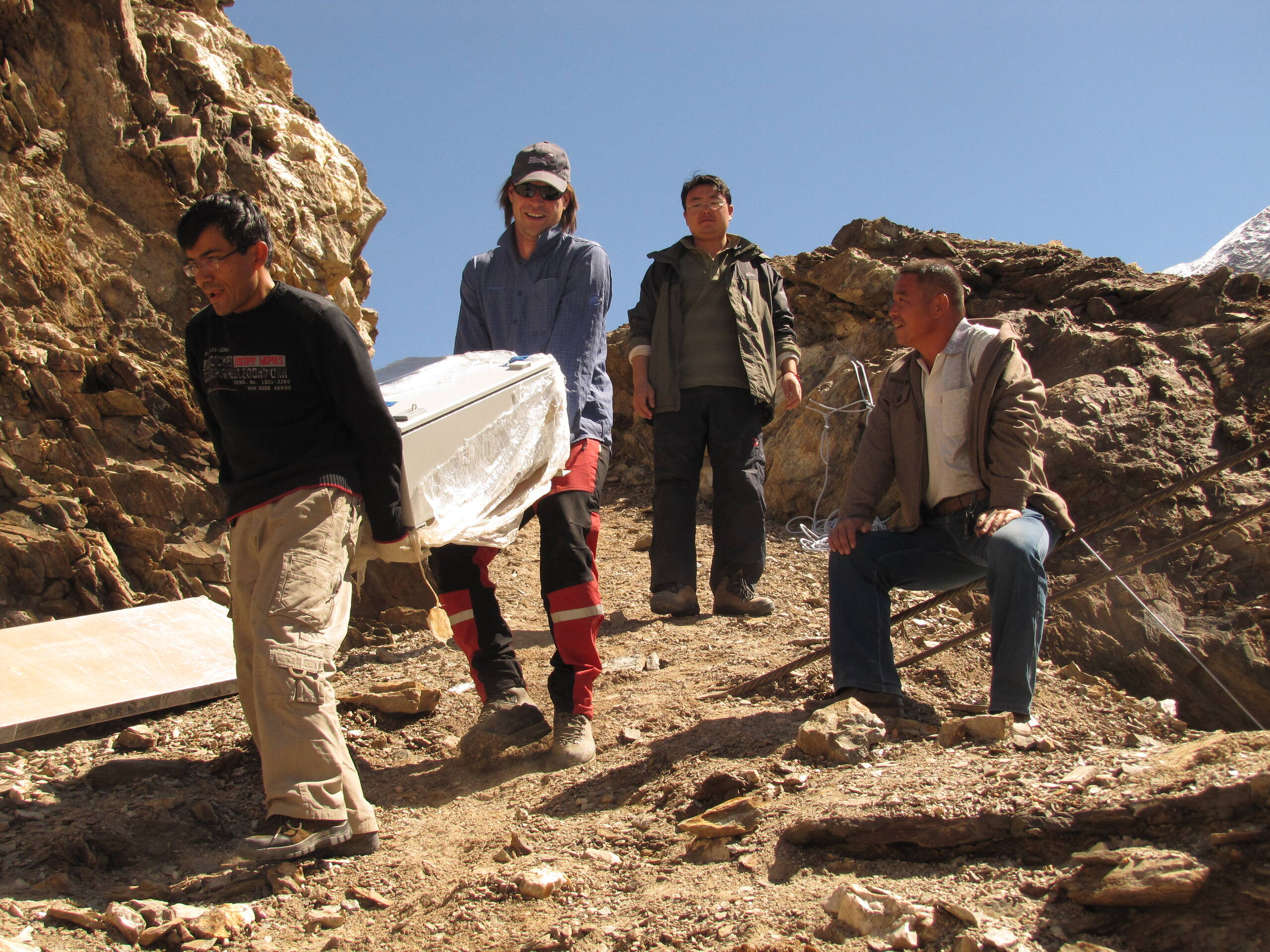 Wo auch die Kamele nicht durchkommen wird Muskelkraft eingesetzt. Wo auch die Kamele nicht durchkommen wird Muskelkraft eingesetzt.