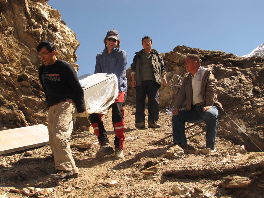 Wo auch die Kamele nicht durchkommen wird Muskelkraft eingesetzt. Wo auch die Kamele nicht durchkommen wird Muskelkraft eingesetzt.