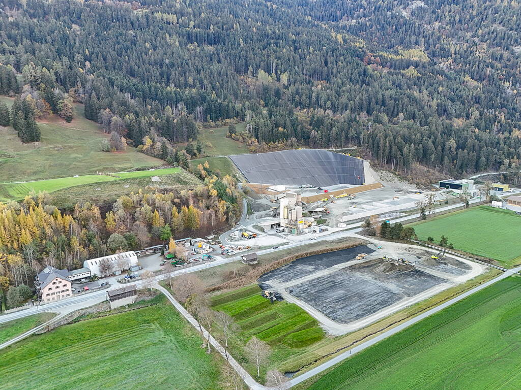 Etappiert während der Betriebszeit wird die Deponieoberfläche immer wieder abgedichtet, um eine Einsickerung von Meteorwasser in den Deponiekörper zu minimieren. Nach der geplanten Laufzeit von 30 Jahren wird die Deponie vollständig abgedichtet und landwirtschaftlich genutzt.