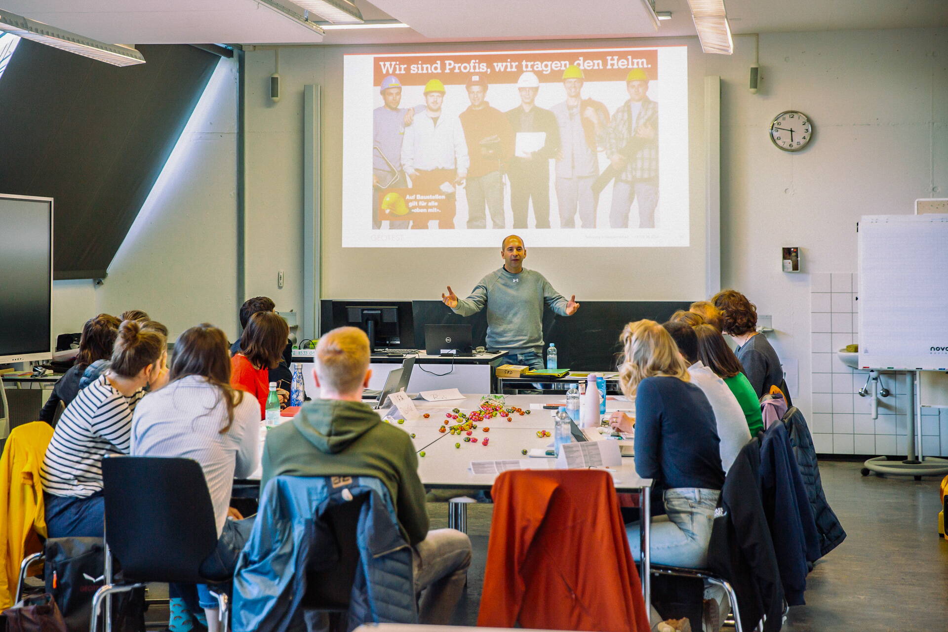 Rund 30 neue Angestellte der GEOTEST erhalten eine Einführung in die Sicherheitsaspekte im Beruf. Rund 30 neue Angestellte der GEOTEST erhalten eine Einführung in die Sicherheitsaspekte im Beruf.