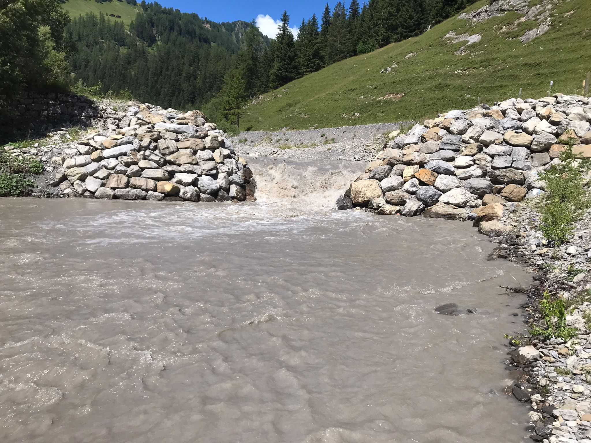 L'eau qui s'écoule du lac glaciaire de Faverges présente une forte turbidité. L'eau qui s'écoule du lac glaciaire de Faverges présente une forte turbidité.