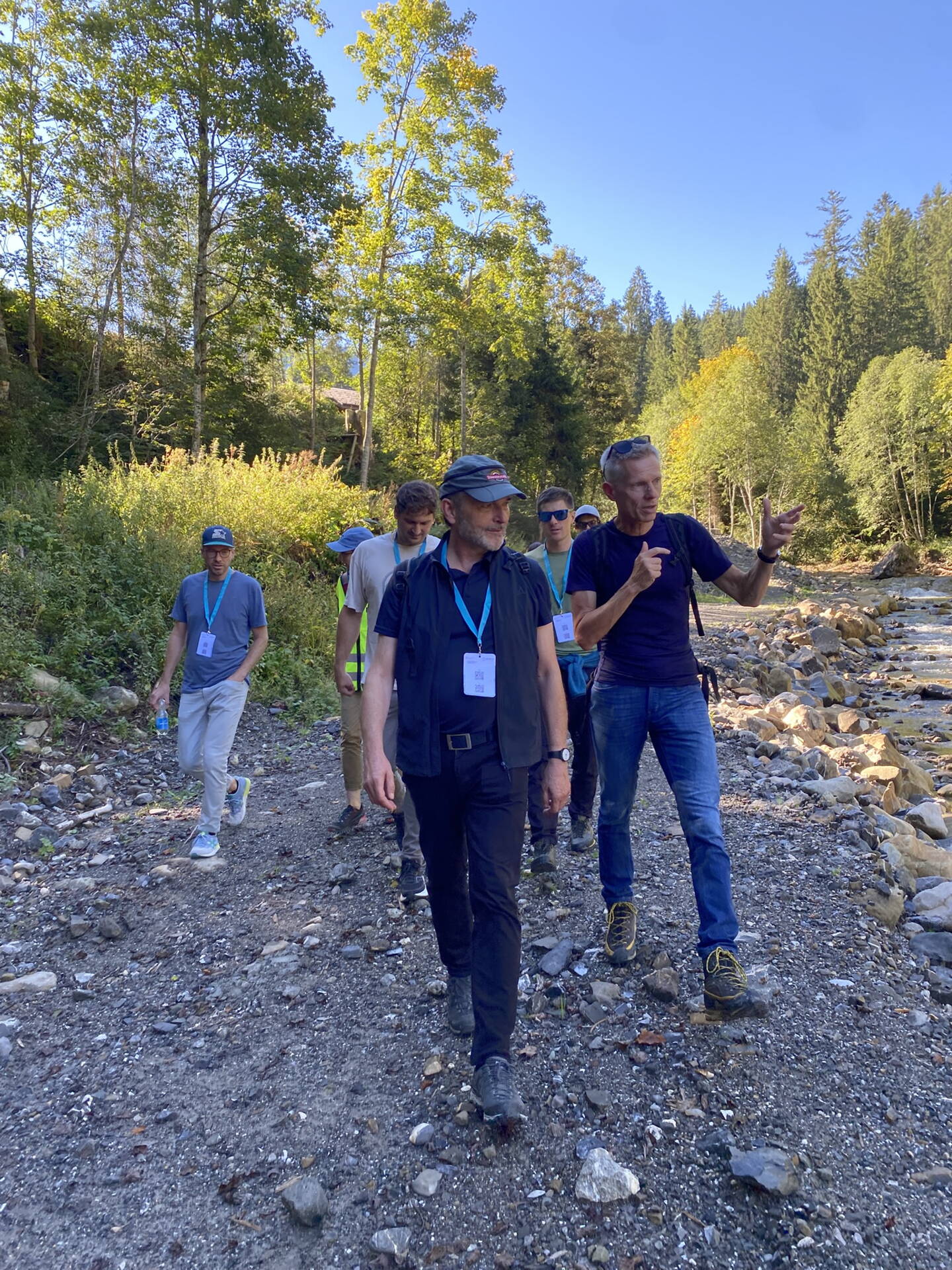 Unterwegs analysierten die Teilnehmenden direkt die Situation... Unterwegs analysierten die Teilnehmenden direkt die Situation...