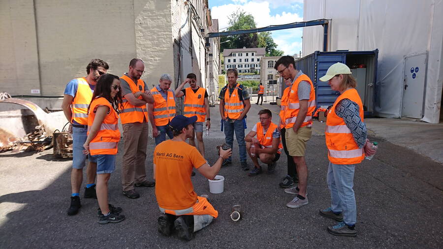 Die Teilnehmenden erhalten Informationen zur Seesanierung.