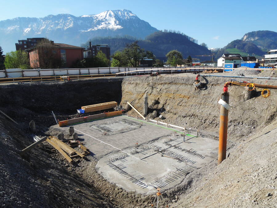 Excavation stage in gravelly construction ground with a lowered  groundwater level.