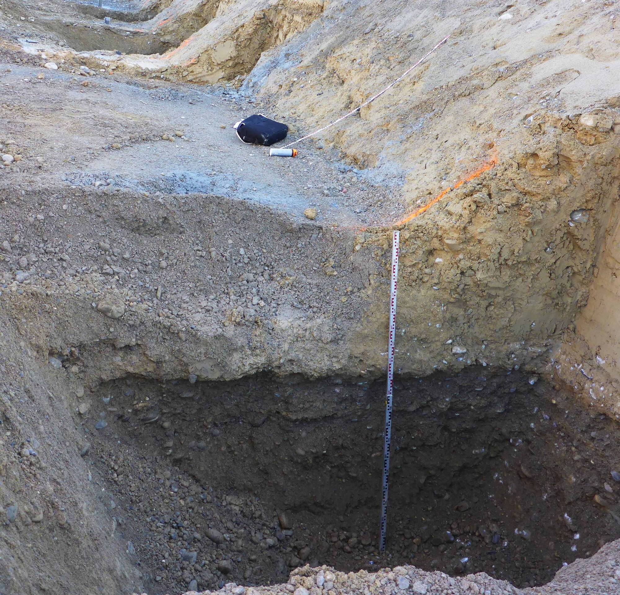 Quatre sondages réalisés le long du talus: ils seront ultérieurement remblayés avec du gravier. Quatre sondages réalisés le long du talus: ils seront ultérieurement remblayés avec du gravier.