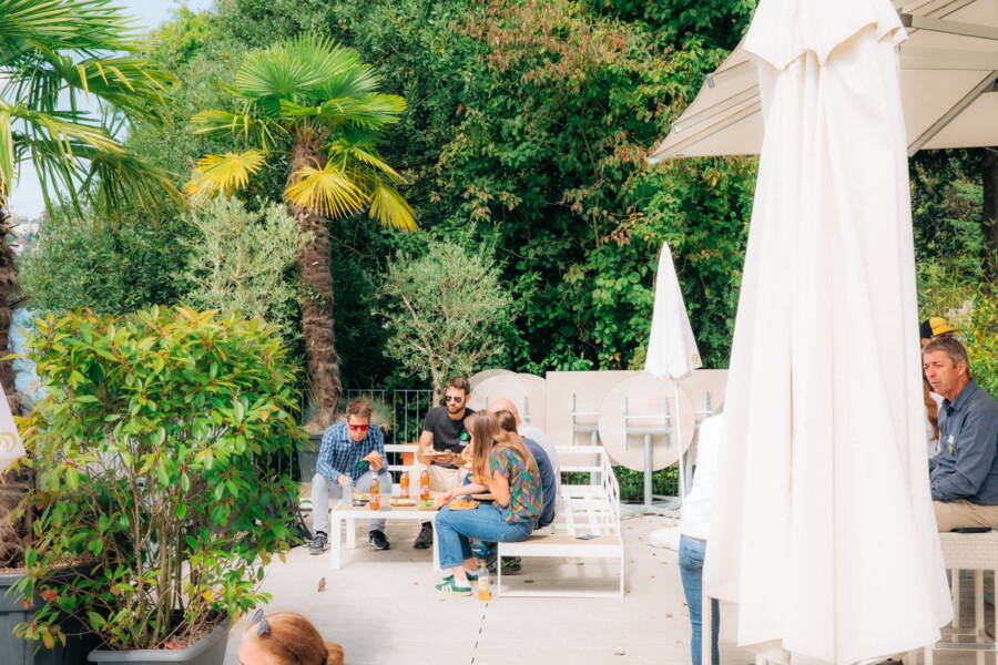 Un repas convivial au Lido. 
