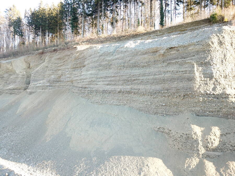 Vue détaillée de la paroi de la fosse d’excavation.