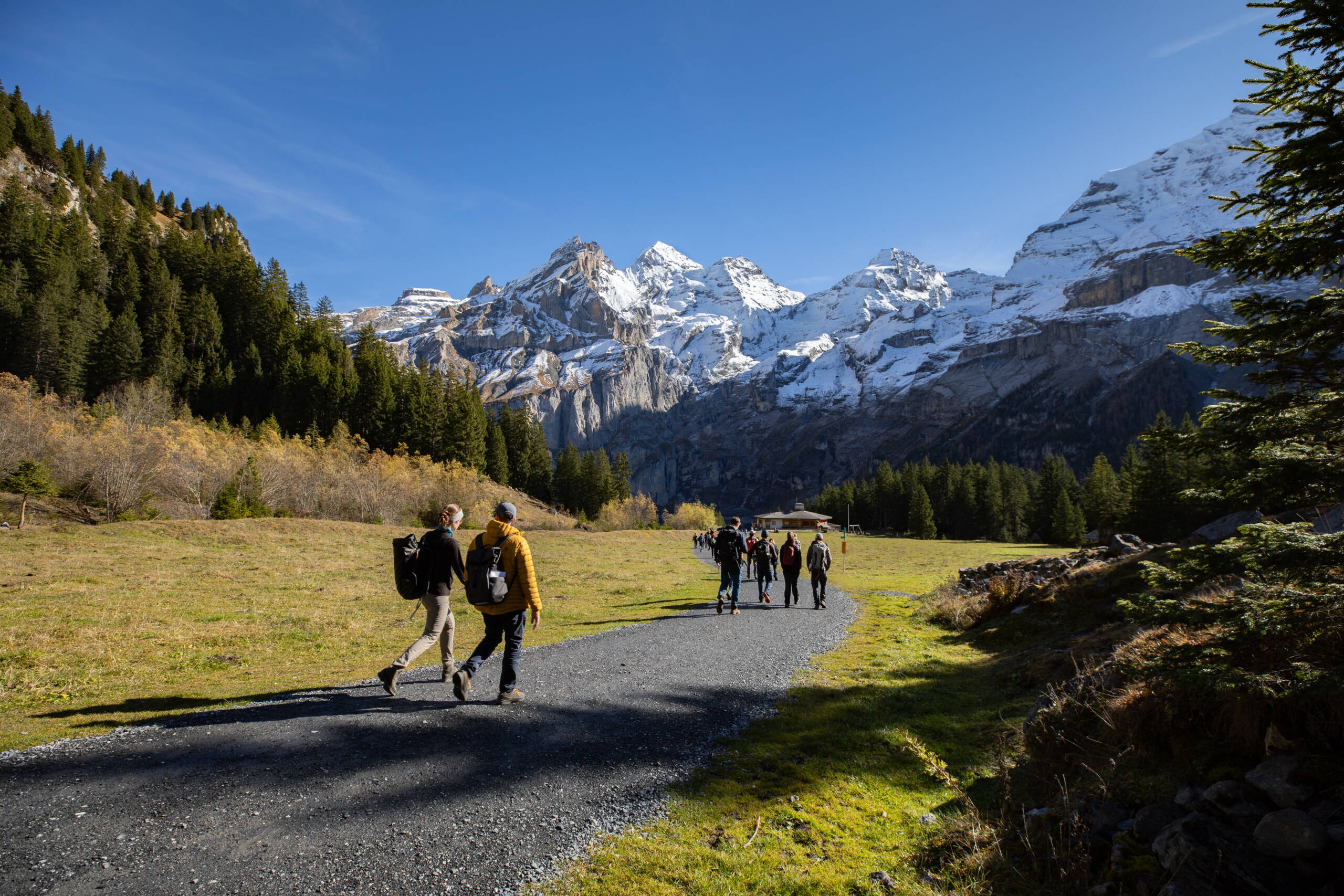 La randonnée vers le lac d'Oeschinen offrait une vue magnifique sur le panorama montagneux.