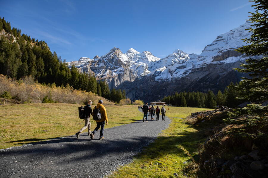 La randonnée vers le lac d'Oeschinen offrait une vue magnifique sur le panorama montagneux.