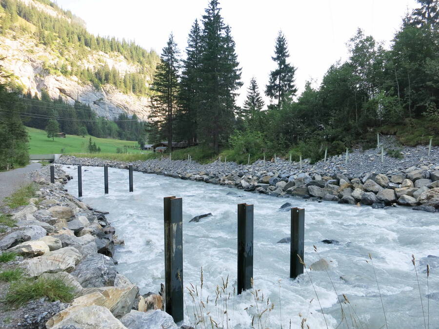 The effectiveness of the existing protective structures, such as the bank protective structures and alluvial wood rakes along the Kander River depicted here, was checked for the purpose of hazard assessment.